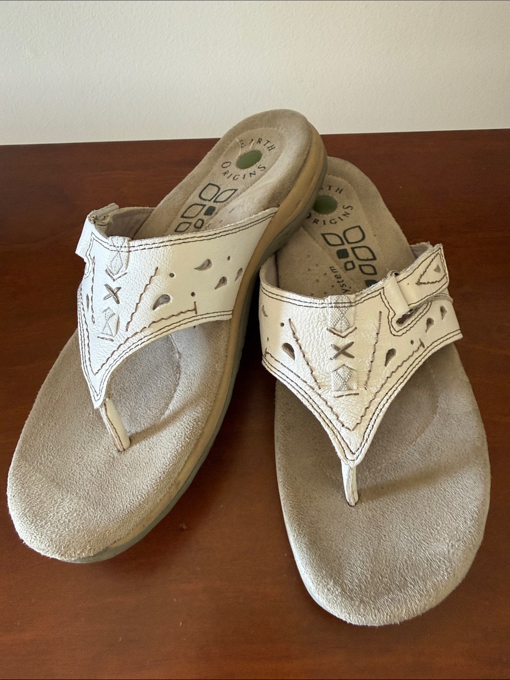 Earth Origins Sara White Leather Slip On Flip-Flops Sandals